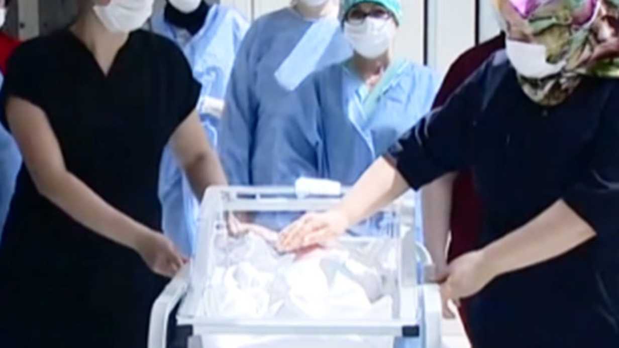 Annesini Koronavirüs Sebebiyle Kaybeden Miraç Bebek Hayata Tutundu