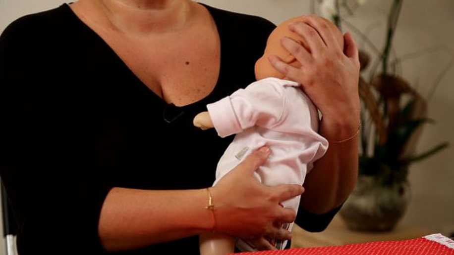 Yeni Anne Babalar İçin Bebek Tutmanın 17 Farklı Yolu