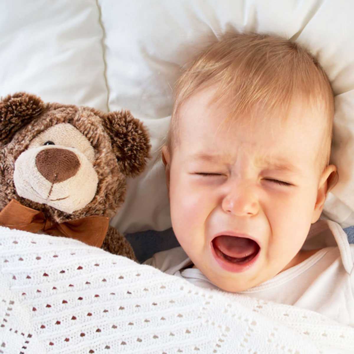 Ребенок плачет во сне. Когда сбивать температуру ребенку. Ребенку год стал плохо спать