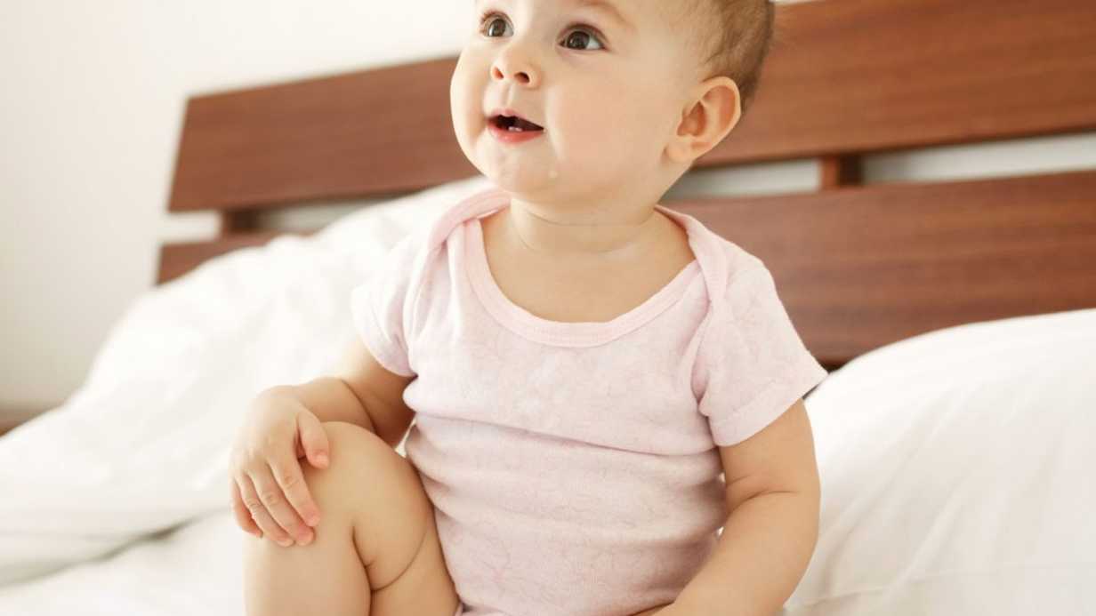Bebek Kakasında Beyaz Parçalar ve Pütürler Neden Olur?