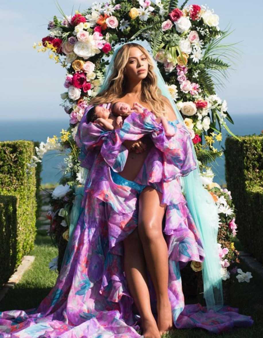 Beyonce İkiz Bebeklerinin ilk Fotoğrafını Paylaştı