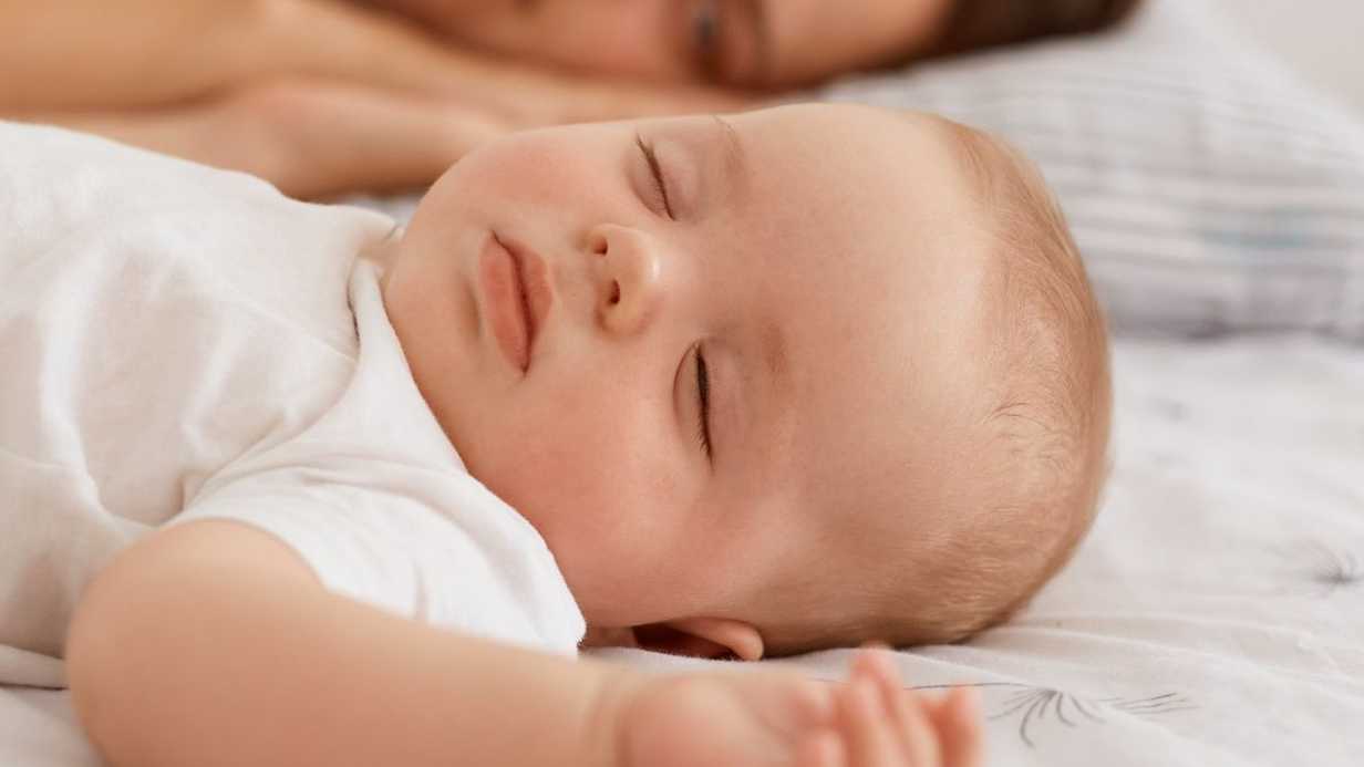Bebeklerin Uykudan Ağlayarak Uyanması Normal mi?