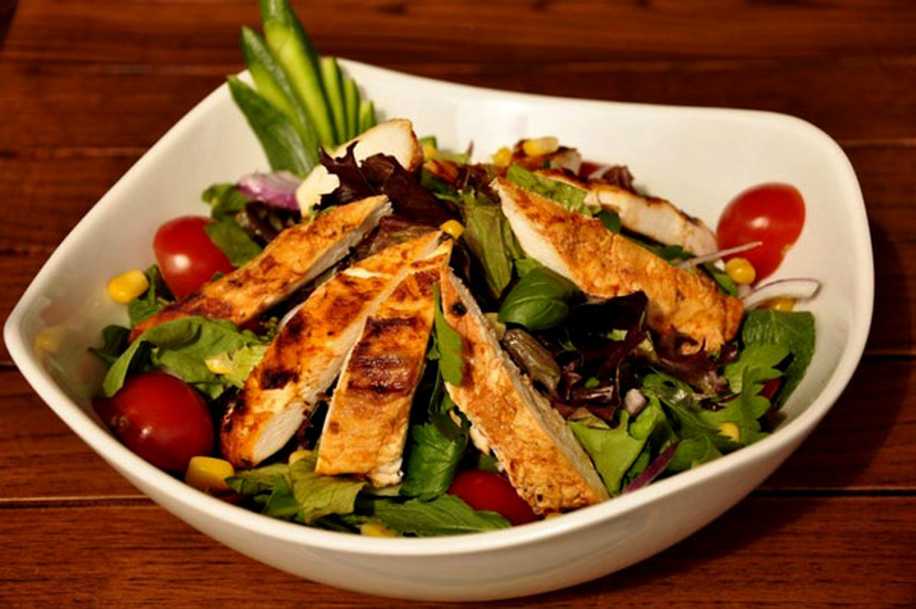 Yaz Gebelerinin Yemekten Keyif Alacağı 'Tavuklu Ispanak Salatası' Tarifi