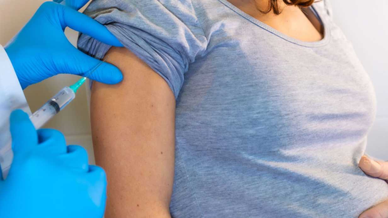 Bir Ülke Daha Hamilelerin ve Emziren Annelerin Koronavirüs Aşısı Olmalarını Onayladı!