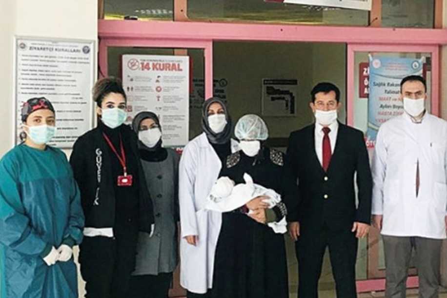 Bingöl’de Koronavirüsle Doğan Bebek Hastaneden Alkışlarla Taburcu Edildi!
