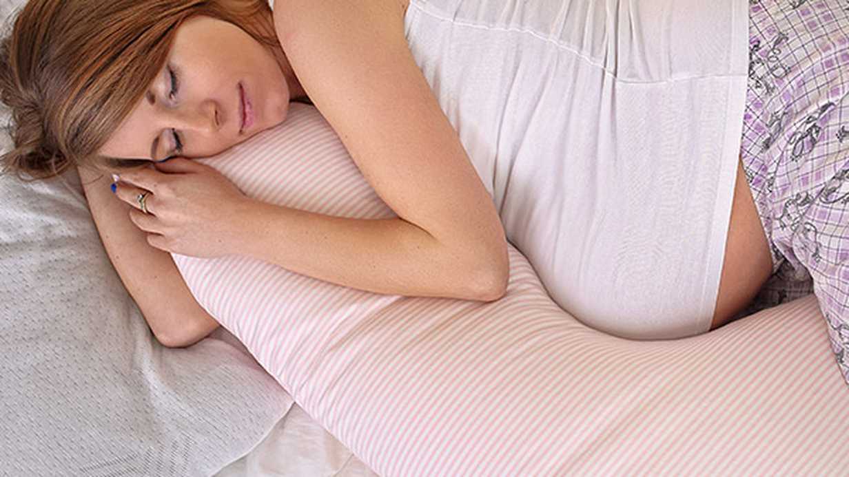 Hamilelik Döneminde Uyku Kalitenizi Arttırmak İçin Gebe Yastığından Yararlanabilirsiniz