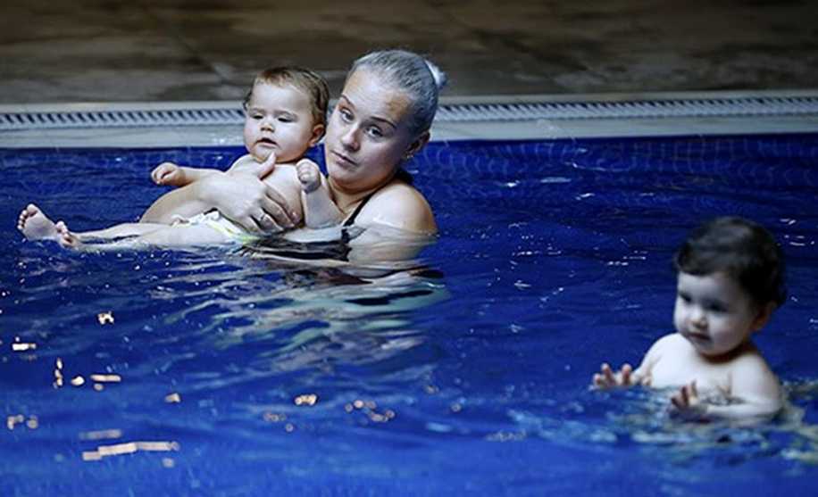 İki Aylık Bebeklere Yüzme Eğitimi