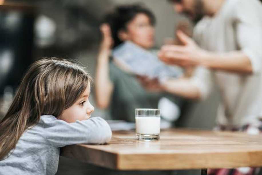 Ebeveynlerin Farkında Olmadan Yaptığı Çocuklara Zarar Veren 6 Davranış