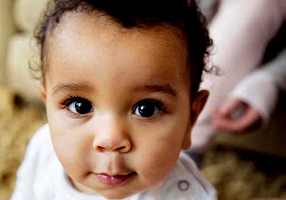 İngiltere'deki Bebeklere Verilen En Popüler Bebek İsimleri Açıklandı