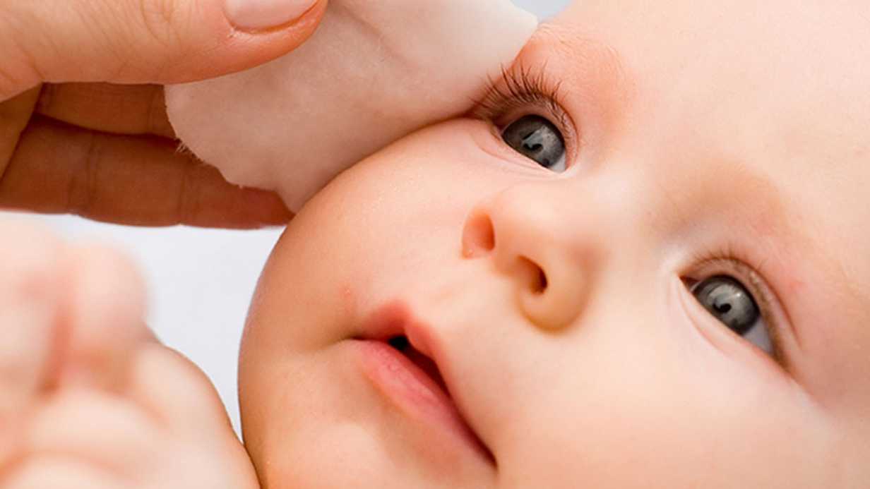 Bebeklerin Gözüne Anne Sütü Damlatmak Ne Kadar Doğru?