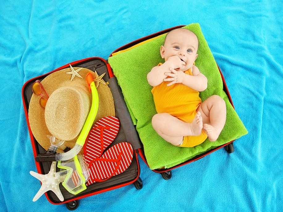 Bebeğinizle İlk Tatilinizin Sorunsuz Geçmesi İçin Bavulunuza Bunları Koymayı Unutmayın!