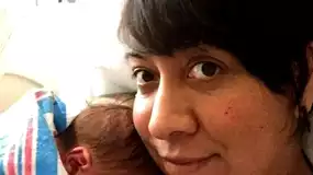 Yenidoğan Bebeğin Elinde Tuttuğu Cisim Görenleri Şaşkına Çevirdi