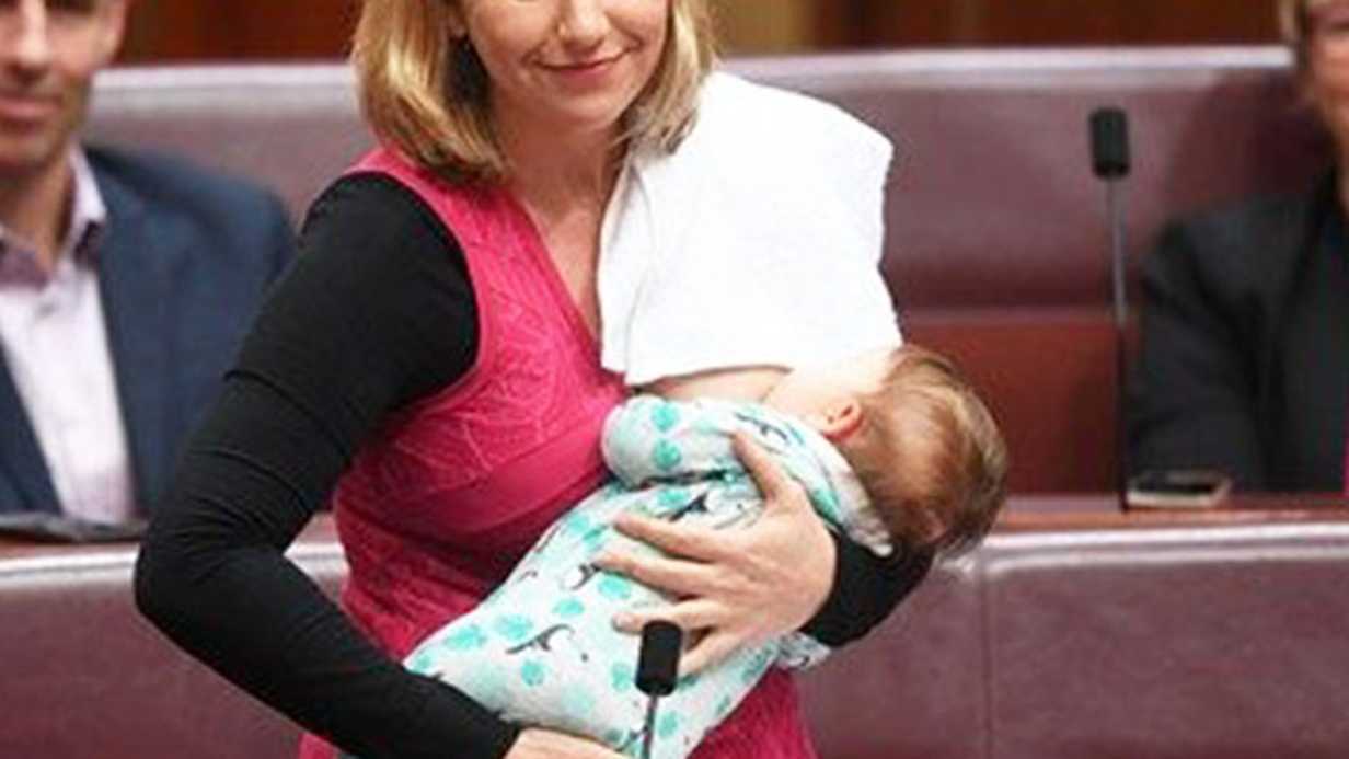 Larissa Waters Mecliste Konuşma Yaparken Bebeğini Emzirdi