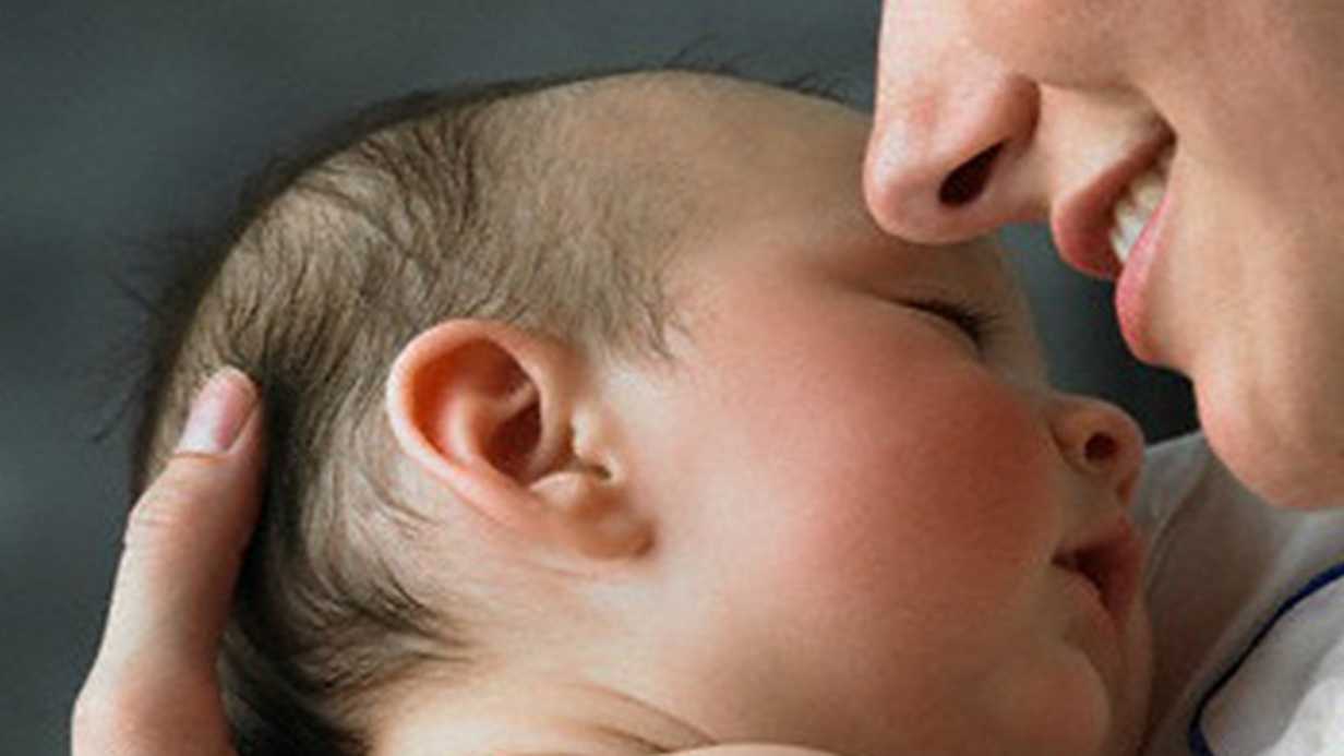 Yeni Anne Babalar İçin Bebek Tutmanın 17 Farklı Yolu