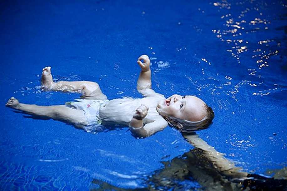 İki Aylık Bebeklere Yüzme Eğitimi