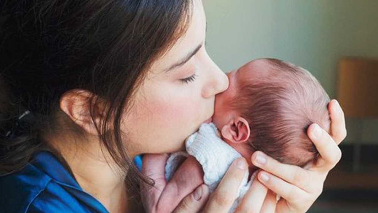 Hazal Kaya Bebeği ile İlk Kez Görüntülendi!