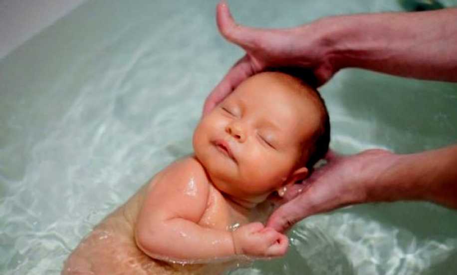 Bebeğinizi Banyo Yaptırmadan Önce Emzirmeyin