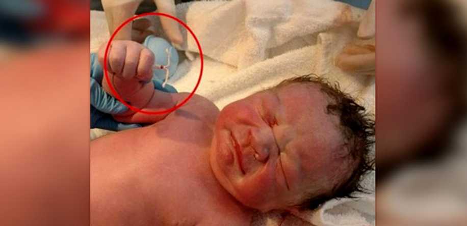 Yenidoğan Bebeğin Elinde Tuttuğu Cisim Görenleri Şaşkına Çevirdi
