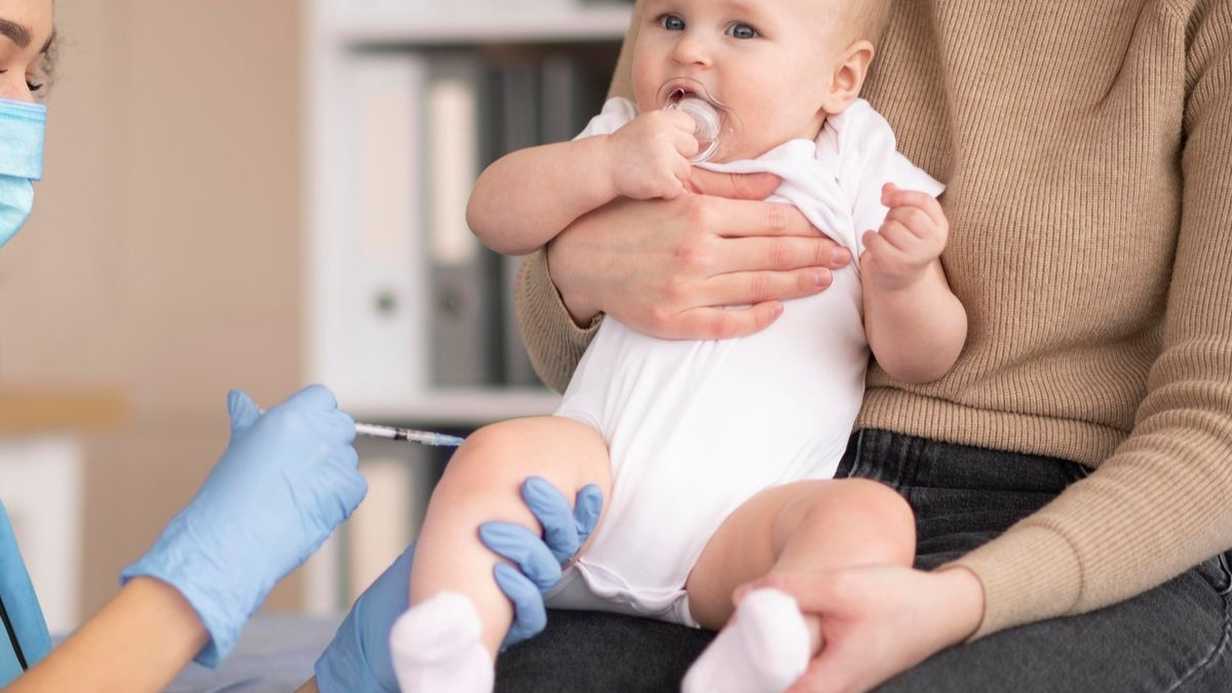 Bebeklerde Aşı Sonrası Ateş Ne Kadar Sürer ve Nasıl Düşürülür?