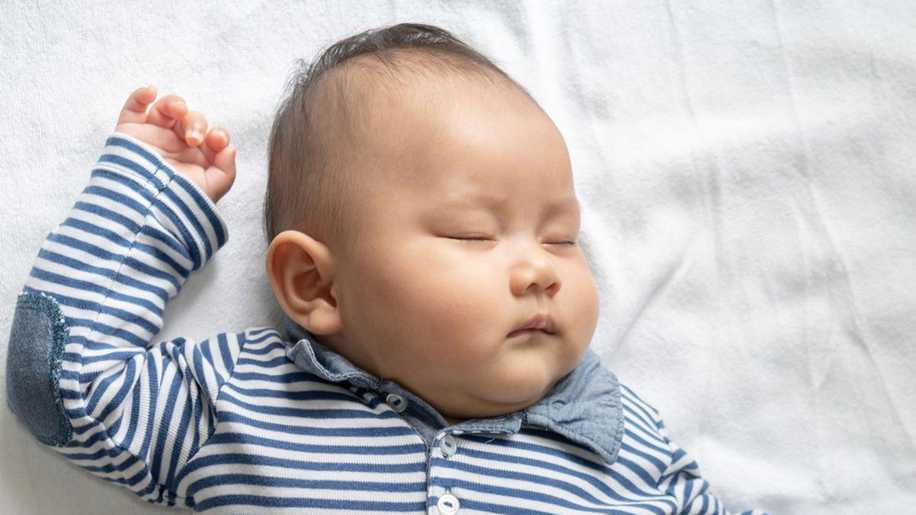 Bebekler Uykuda Neden Terler? Gece Terlemesinin 11 Nedeni