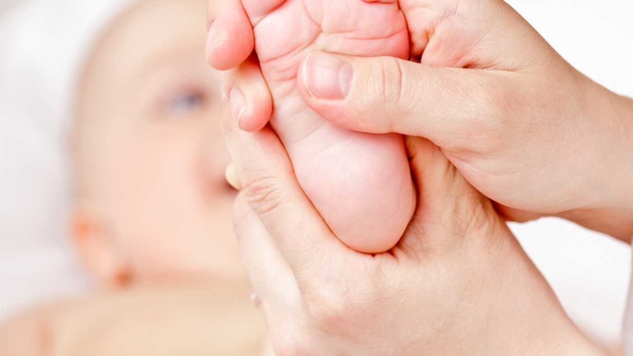 7 Adımda Refleksoloji Masajı ile Ağlayan Bebeğinizi Sakinleştirin!