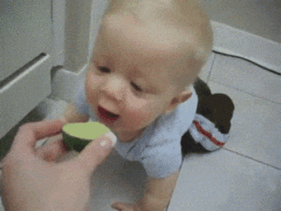 En Eğlenceli Halleriyle Limon Yiyen Bebek Gifleri