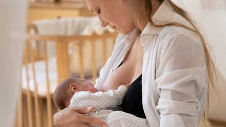 Bebeklerin Emerken Terlemesi Normal mi?