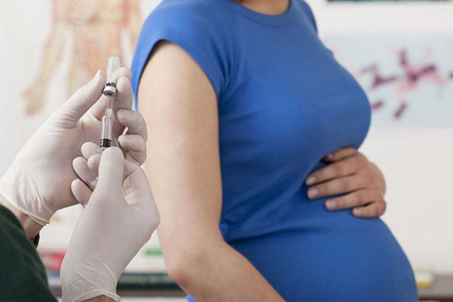 Bir Ülke Daha Hamilelerin ve Emziren Annelerin Koronavirüs Aşısı Olmalarını Onayladı!