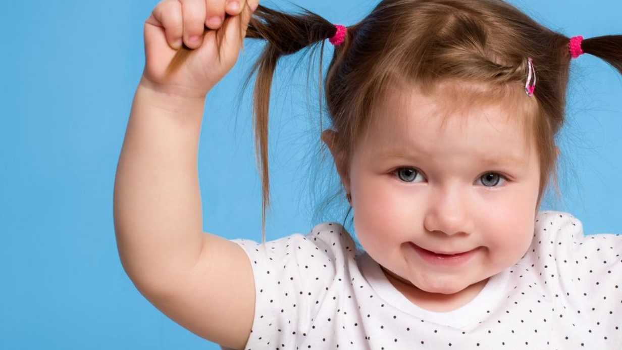Bebekler Neden Saçını Çeker? Bebeklerde Saç Yolma Normal mi?